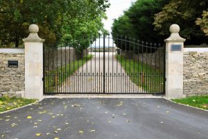 Top Signs You Need a Gate Replacement Service