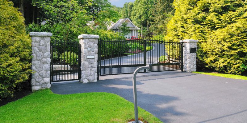 3 Benefits of Driveway Gates for Homeowners